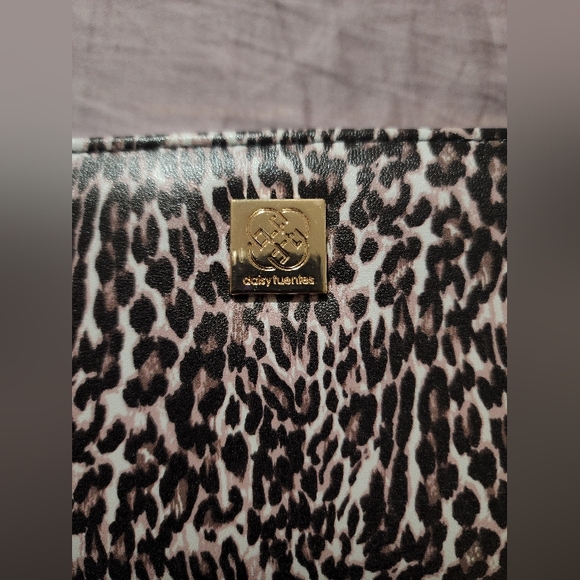 NWT Daisy Fuentes Animal Print Zipper Wallet - Picture 5 of 6